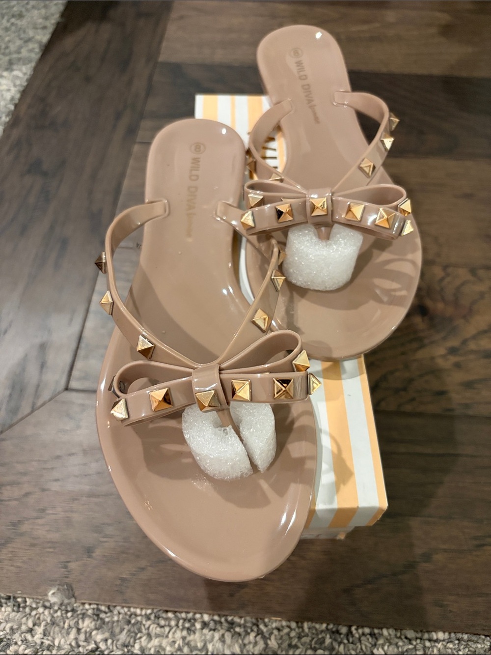New In Box Wild Diva Mocha Jelly Studded Flip Flop Sz 8